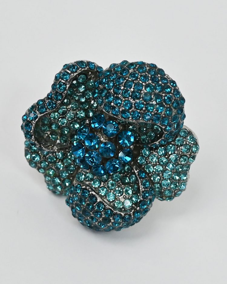 Кольцо в виде цветка с голубыми стразами