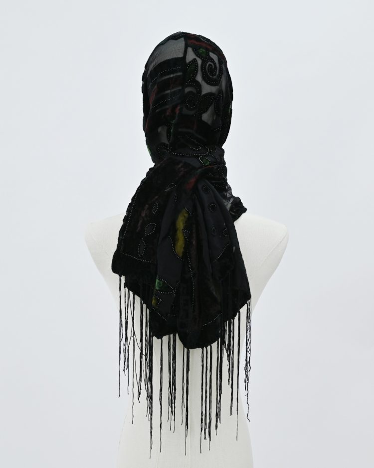 Женский шарф с бархатными вставками