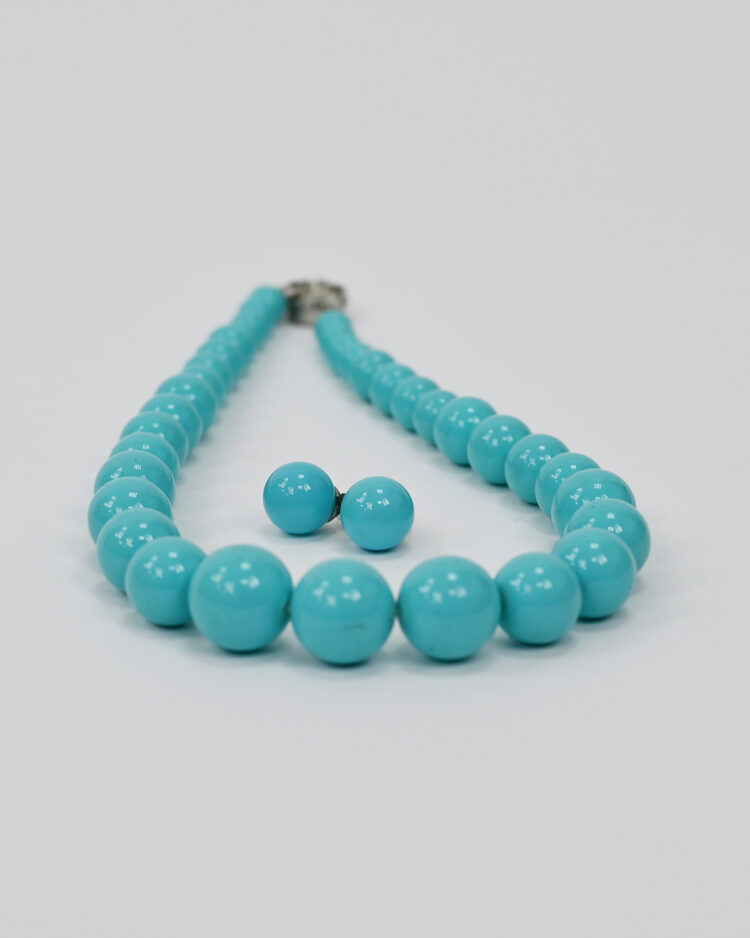 Комплект украшений из бус и серёжек