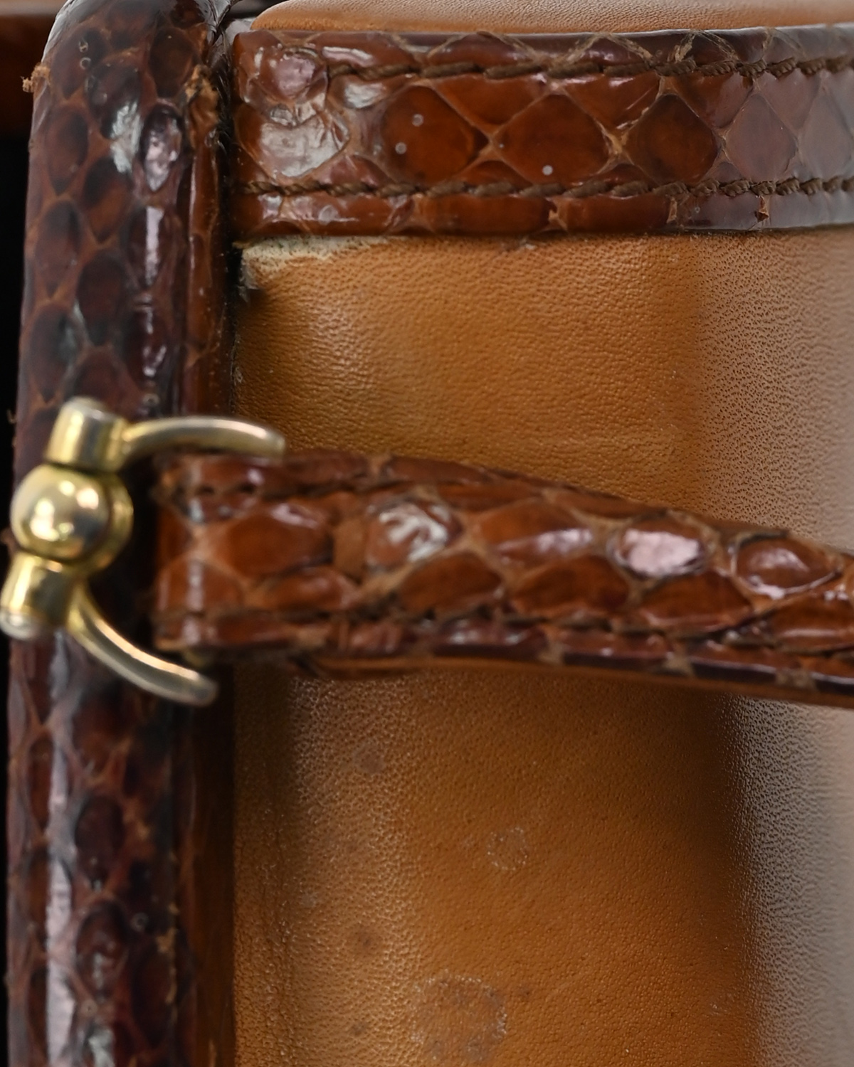 Сумка с вставками под змеиную кожу — фото 6