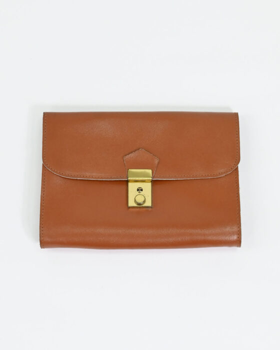 Клатч из кожи в стиле old money