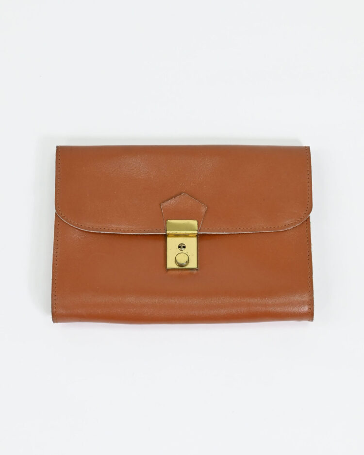 Клатч из кожи в стиле old money