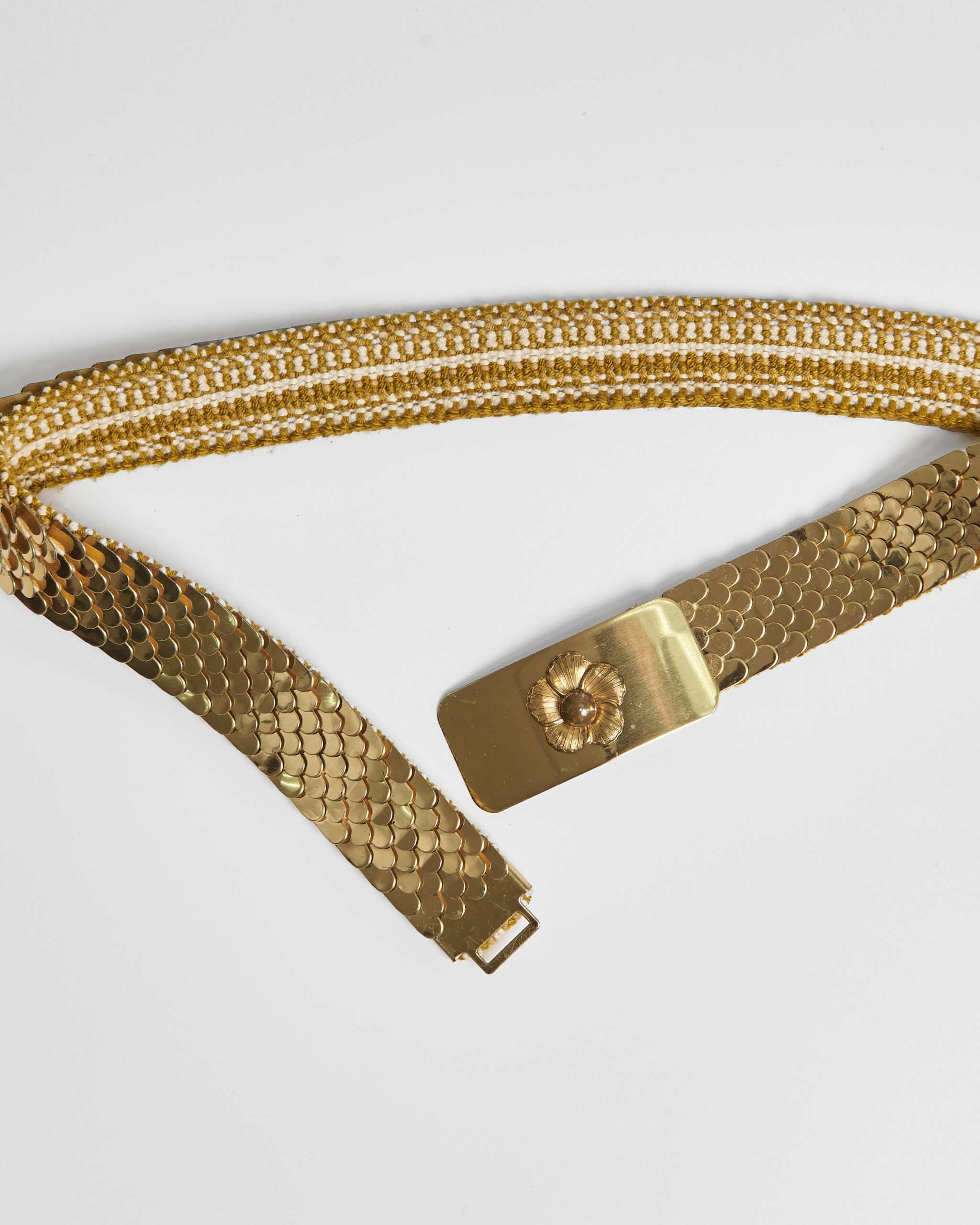 Золотистый винтажный ремень с декоративной пряжкой — фото 2