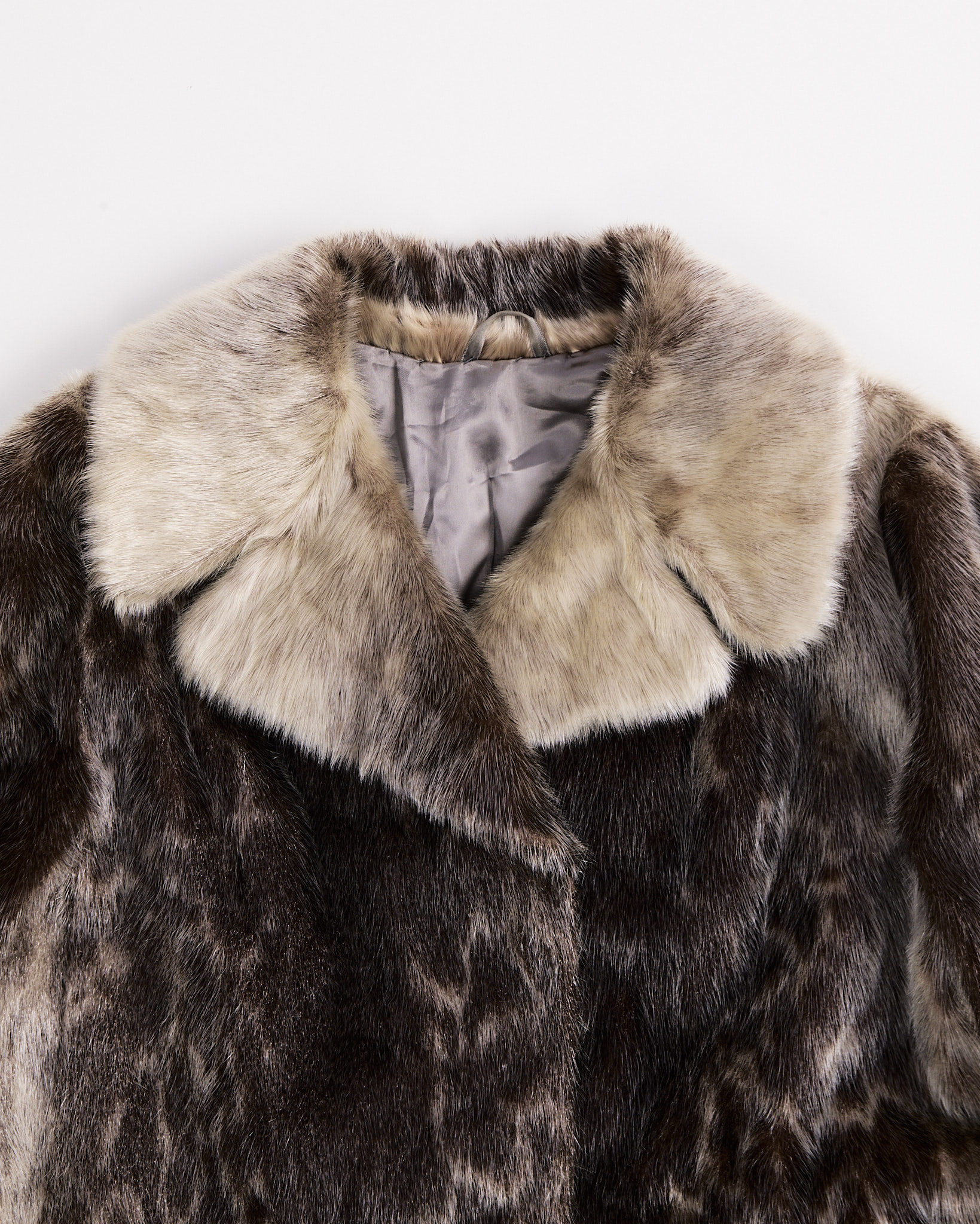 Шуба из нерпы с контрастным воротником — фото 3