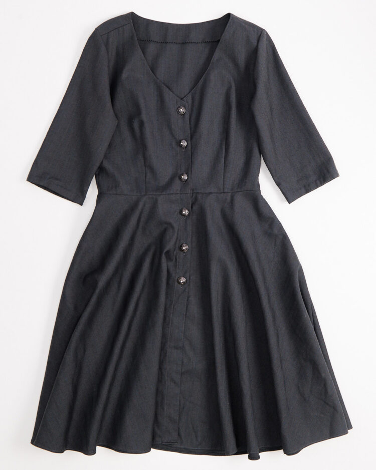 Платье из серой шерстяной ткани