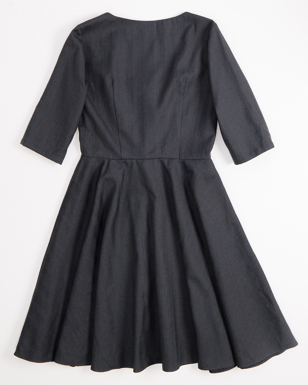 Платье из серой шерстяной ткани — фото 2