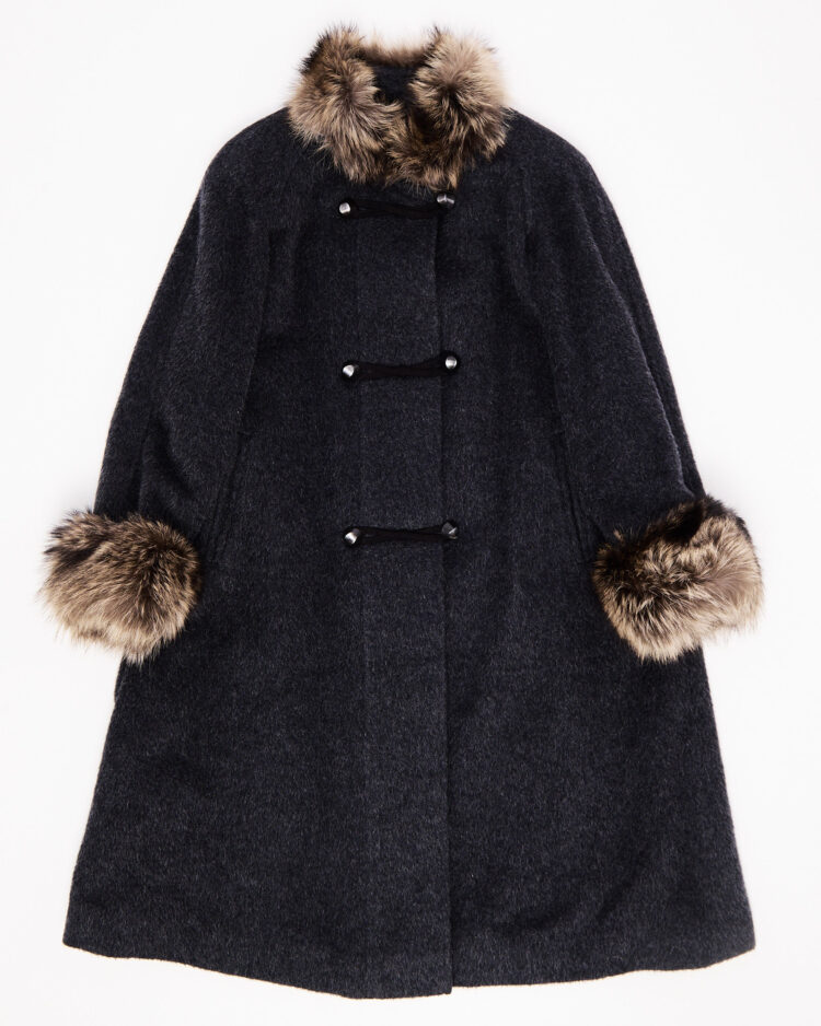 Шерстяное пальто с меховой отделкой