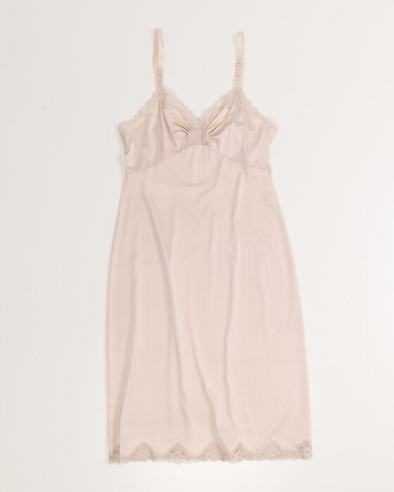 Нежное платье-комбинация с кружевом