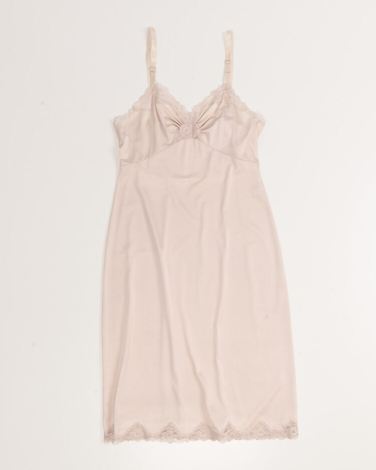 Нежное платье-комбинация с кружевом