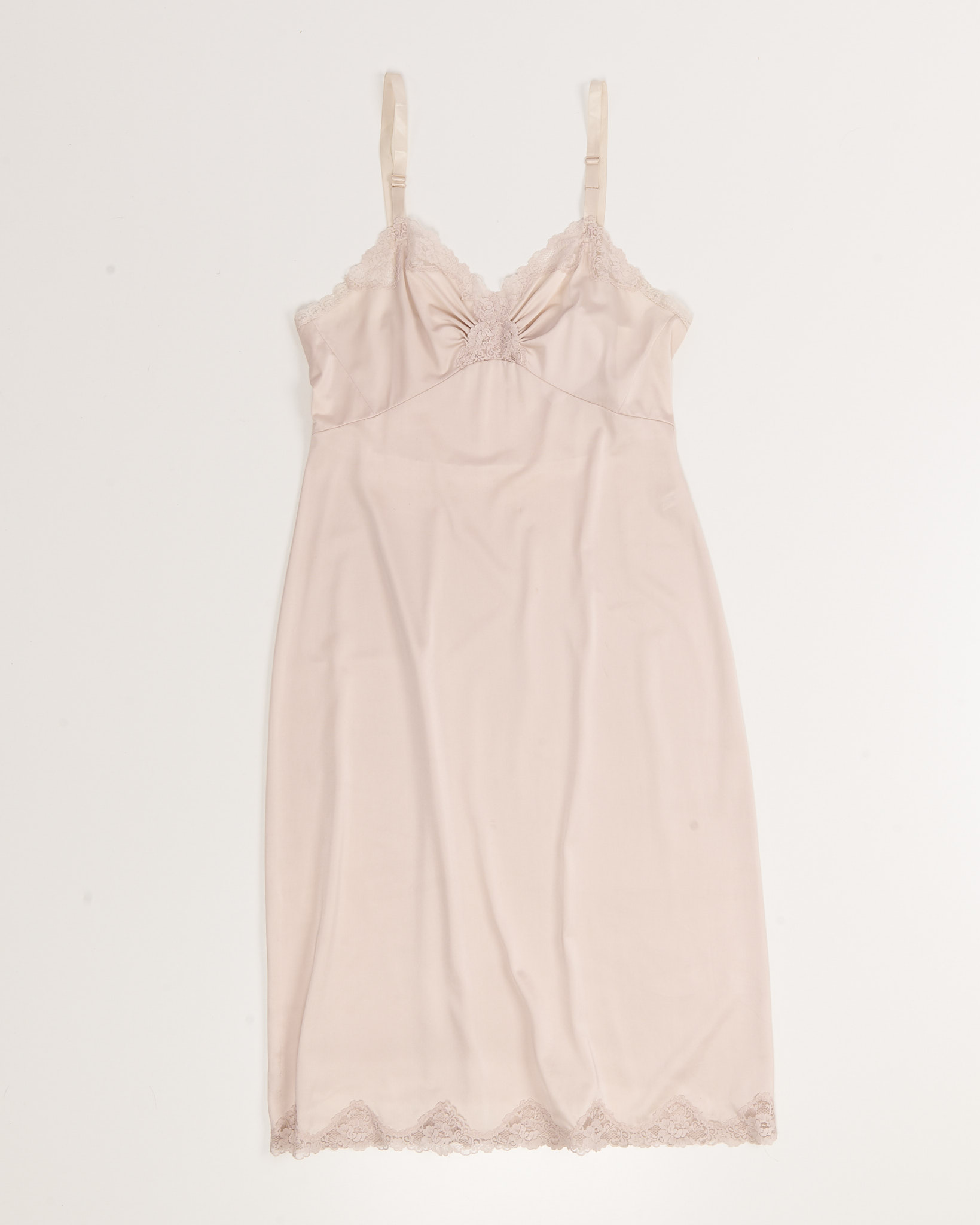 Нежное платье-комбинация с кружевом