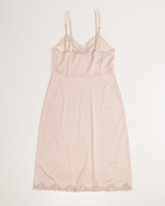 Нежное платье-комбинация с кружевом — фото 2