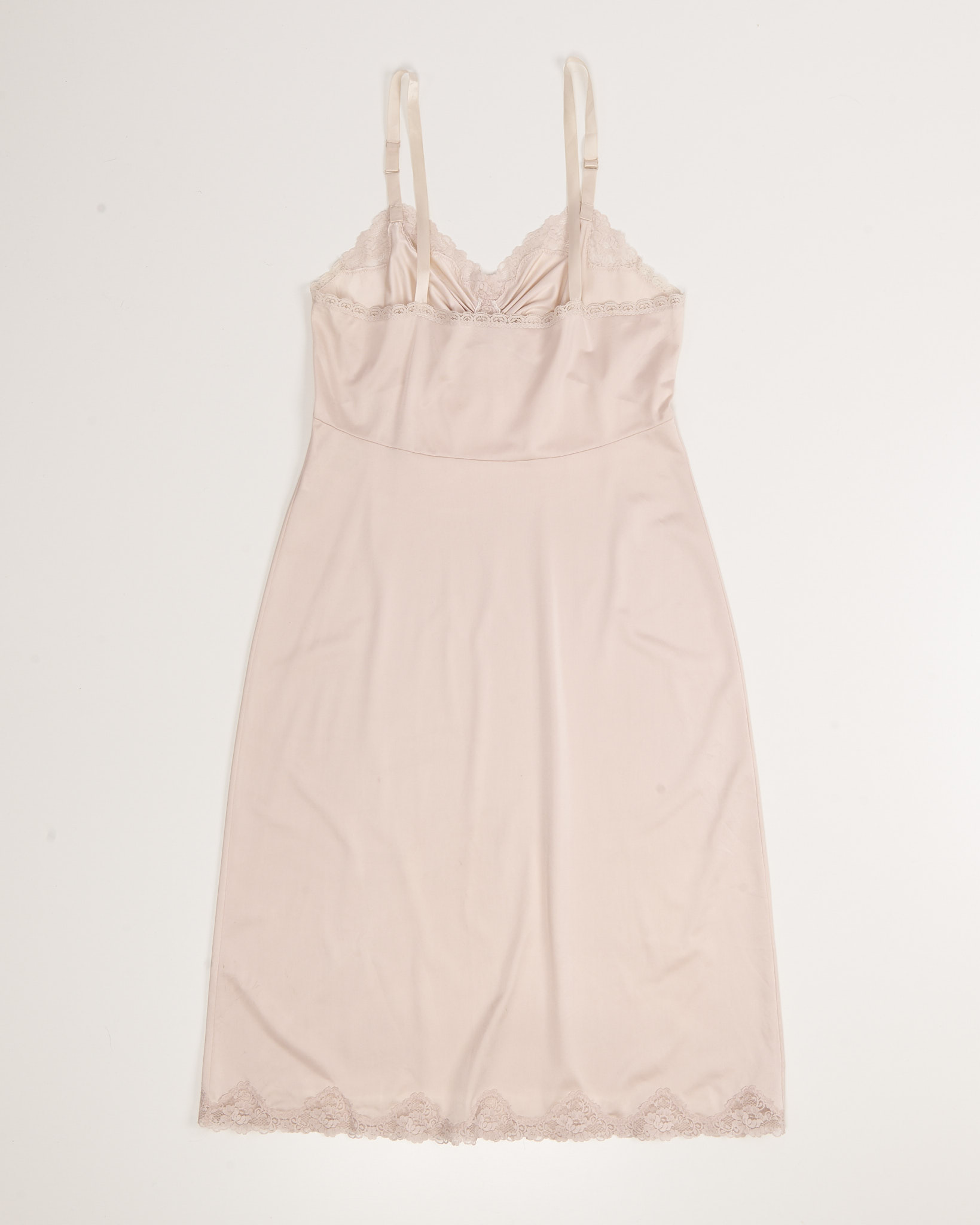 Нежное платье-комбинация с кружевом — фото 2