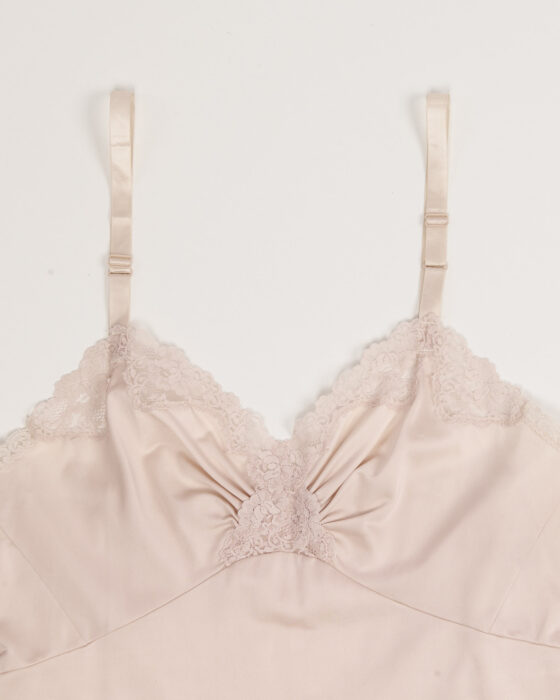 Нежное платье-комбинация с кружевом — фото 3