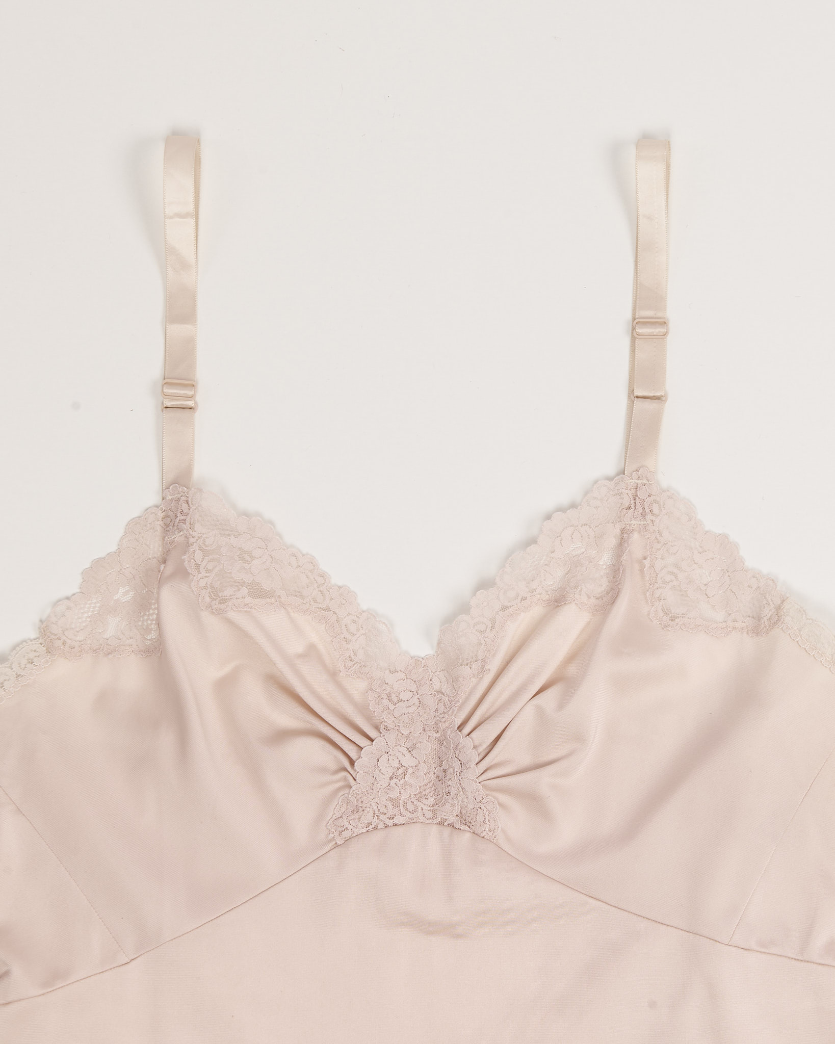 Нежное платье-комбинация с кружевом — фото 3