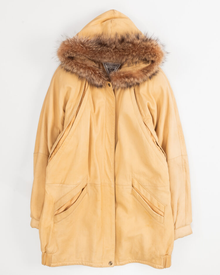 Куртка из кожи с меховой отделкой