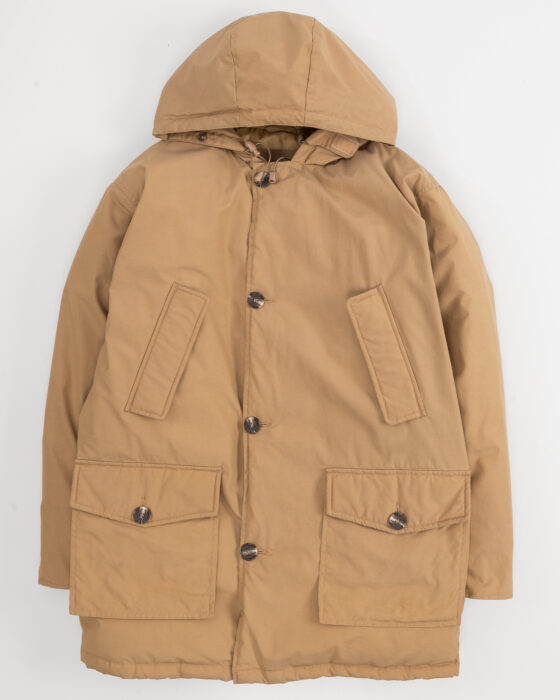 Бежевая пуховая куртка из плотного хлопка