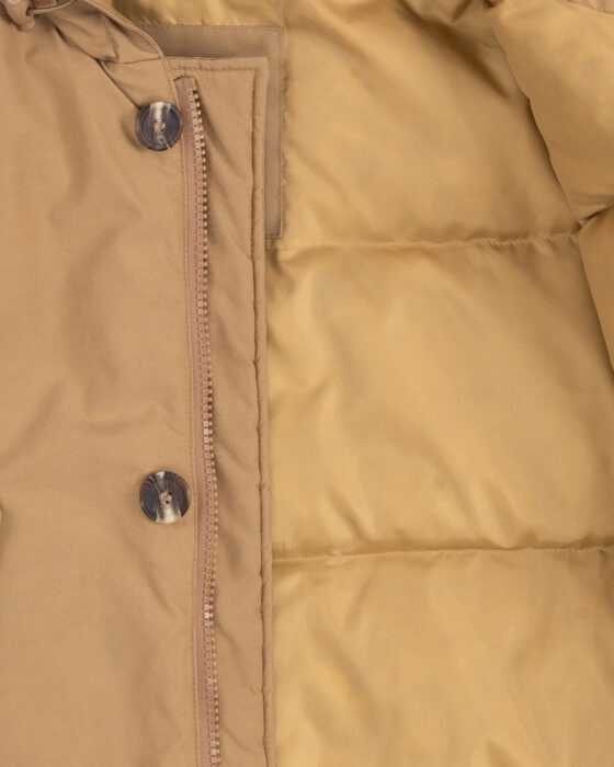 Бежевая пуховая куртка из плотного хлопка — фото 3