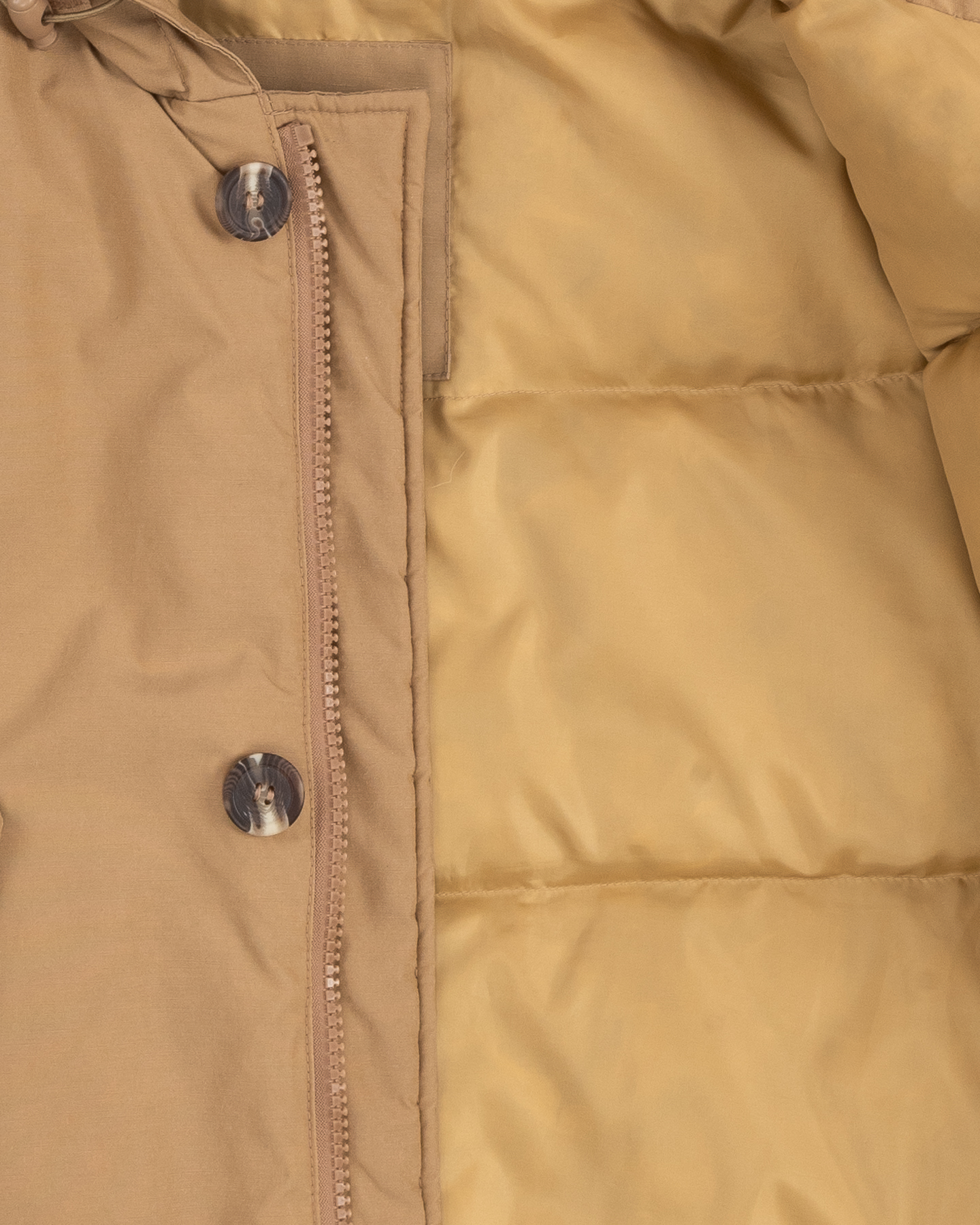 Бежевая пуховая куртка из плотного хлопка — фото 3