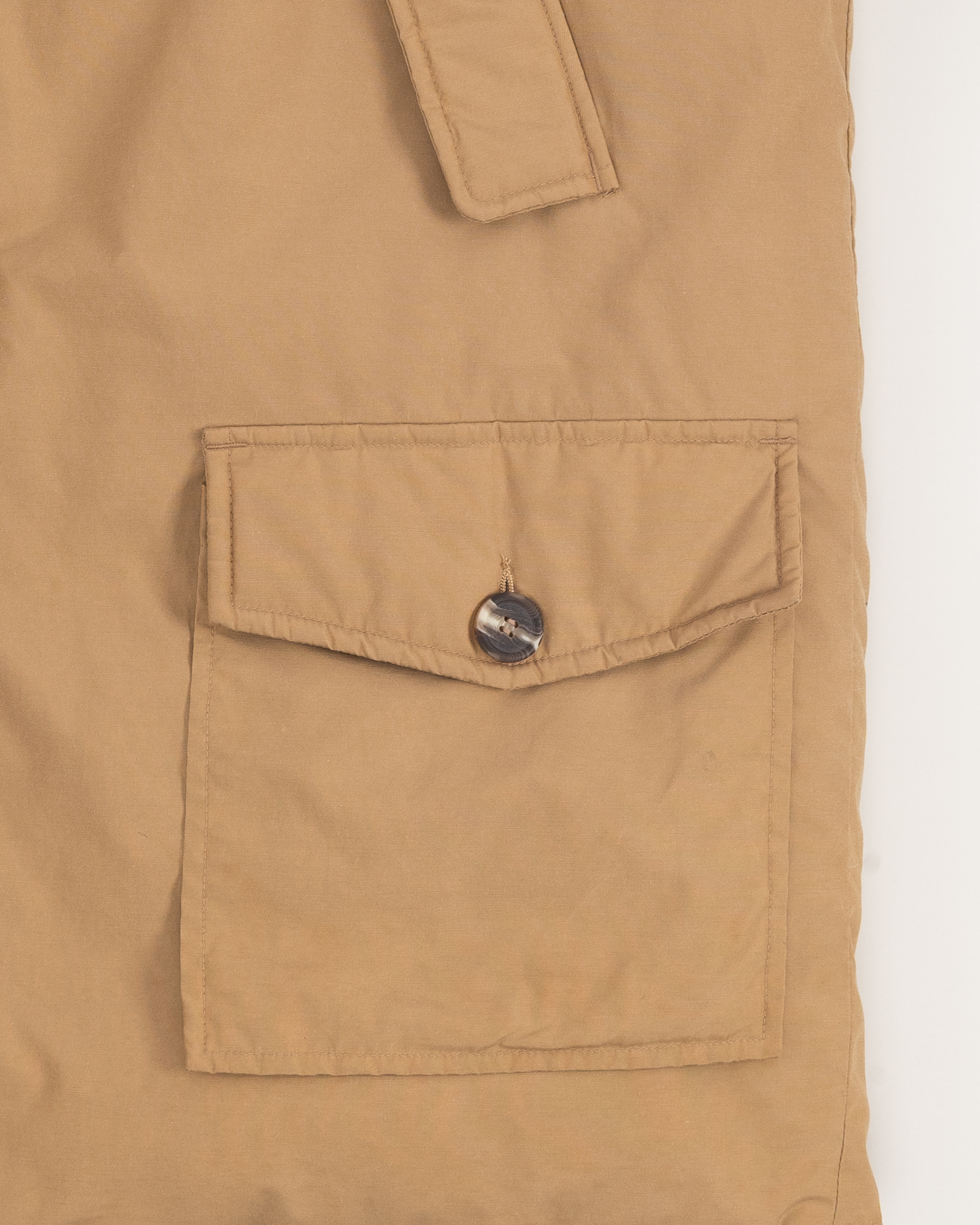 Бежевая пуховая куртка из плотного хлопка — фото 4