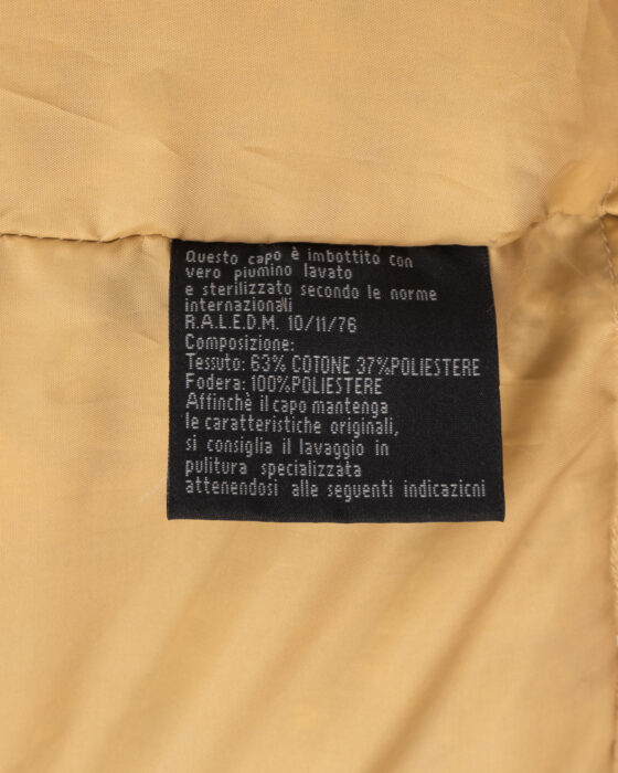 Бежевая пуховая куртка из плотного хлопка — фото 5