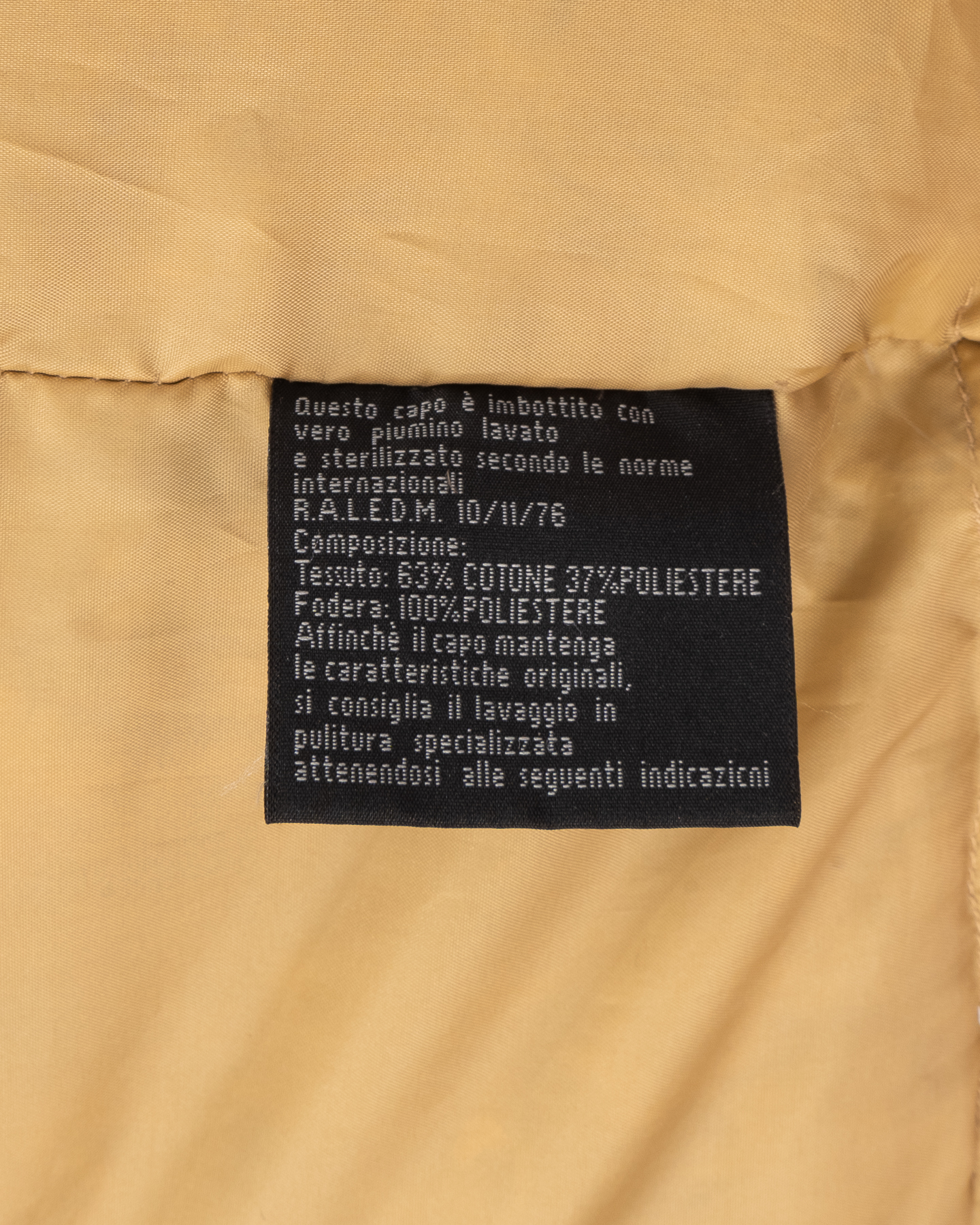 Бежевая пуховая куртка из плотного хлопка — фото 5