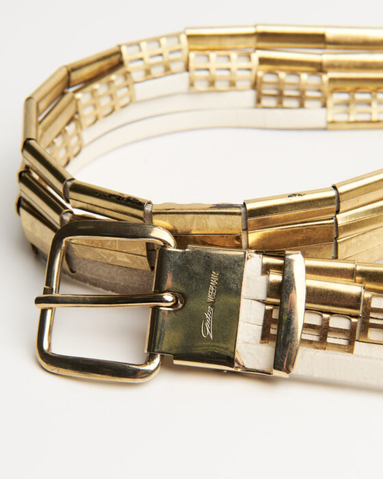Ремень с металлическими элементами