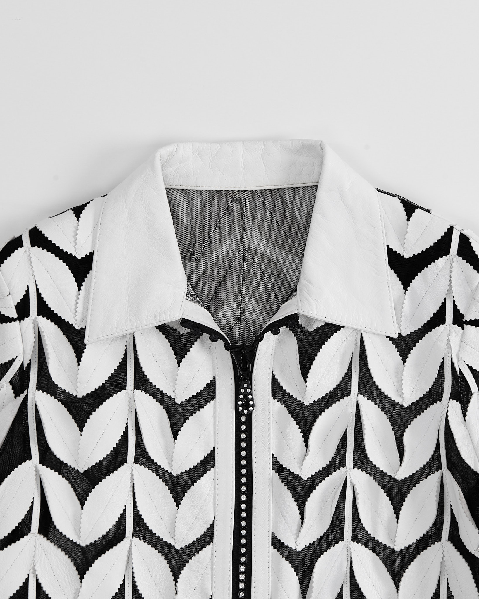 Кожаная блуза с узором — фото 3