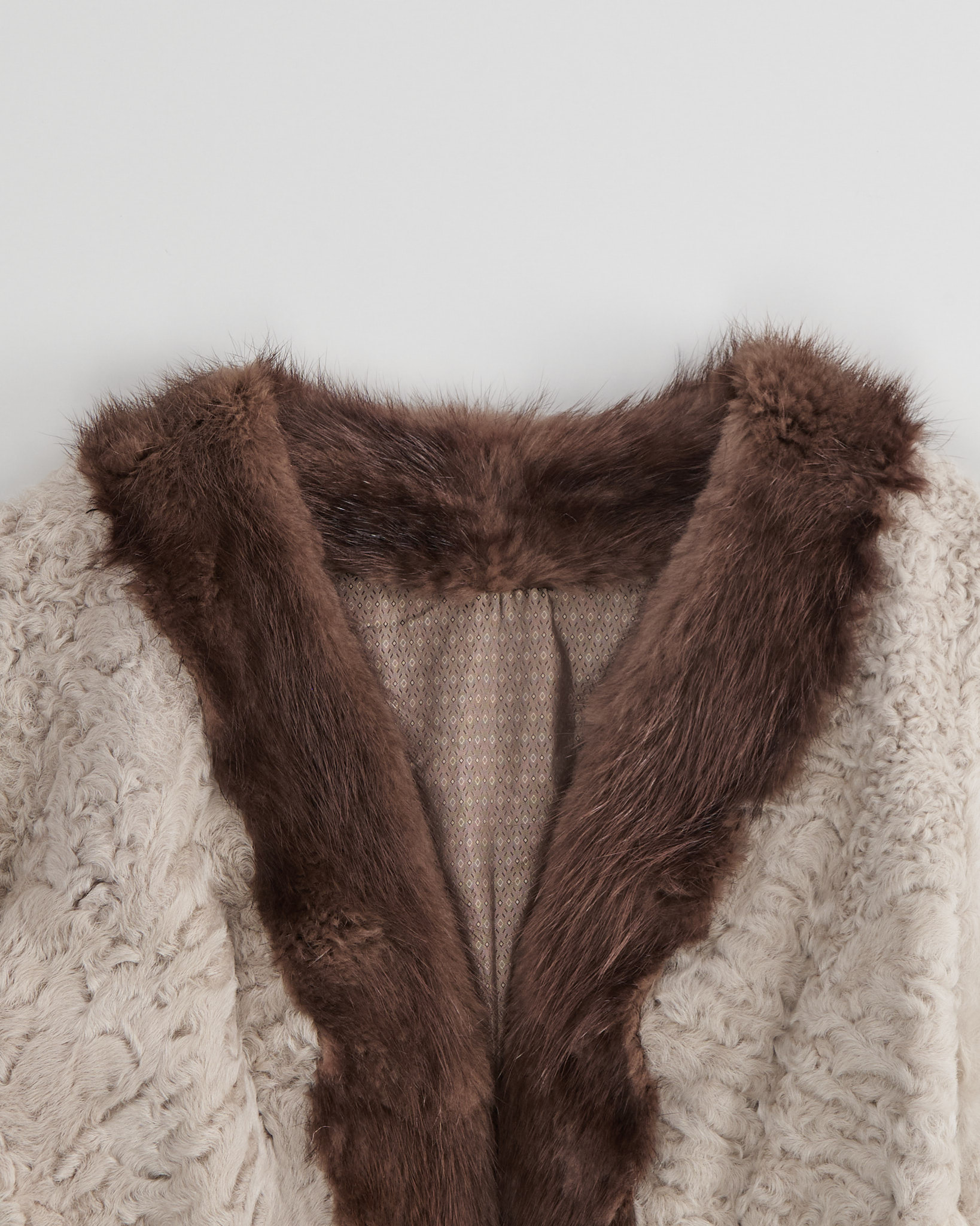 Жакет из каракуля с меховой отделкой — фото 3