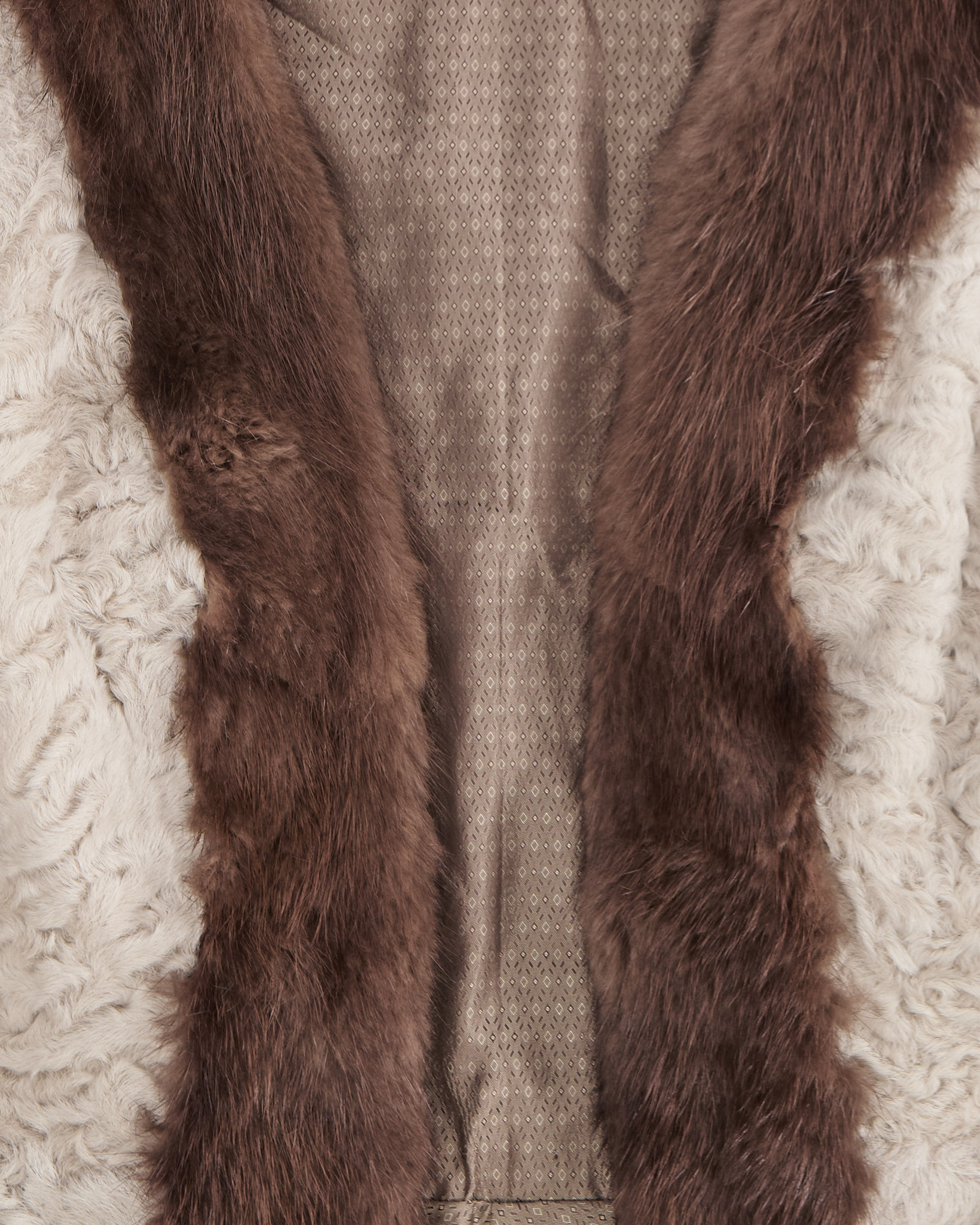Жакет из каракуля с меховой отделкой — фото 4