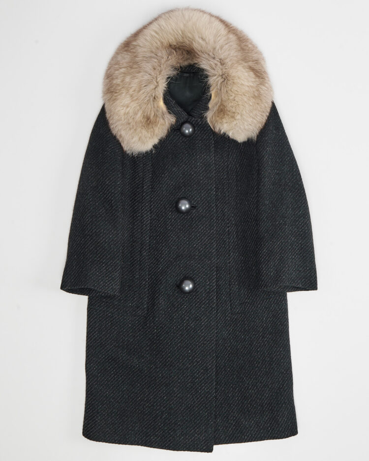 Пальто из шерсти с меховым воротником