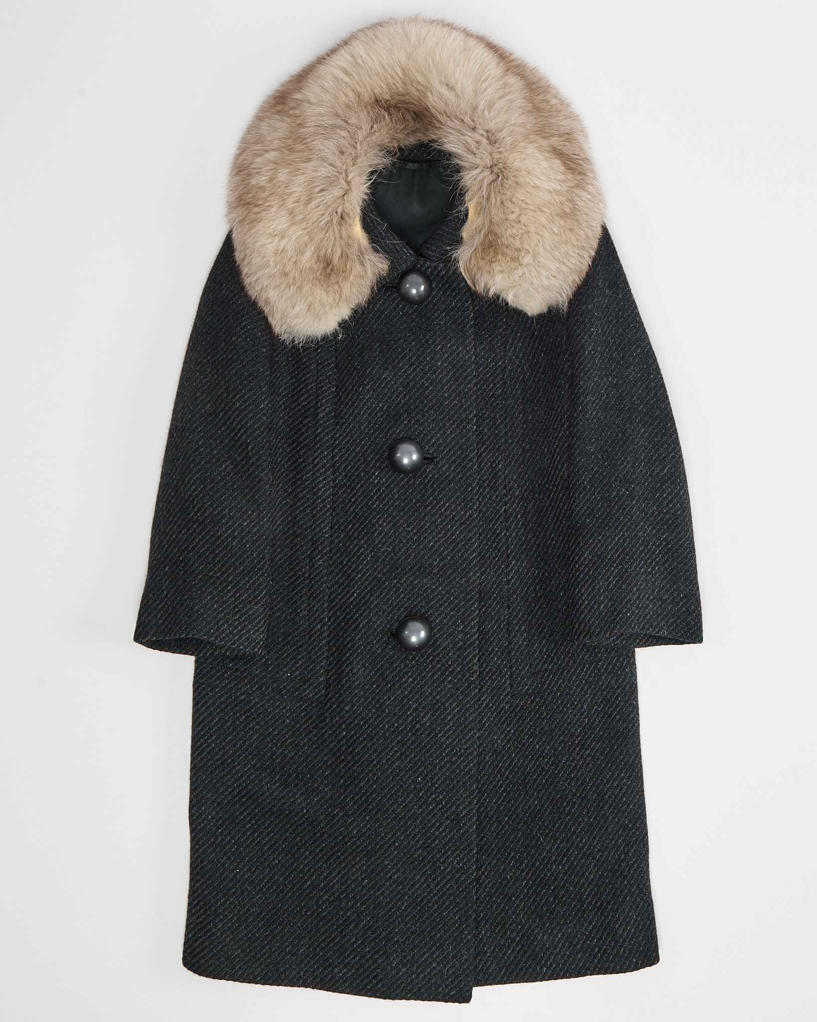 Пальто из шерсти с меховым воротником