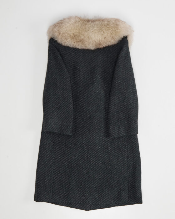 Пальто из шерсти с меховым воротником — фото 2