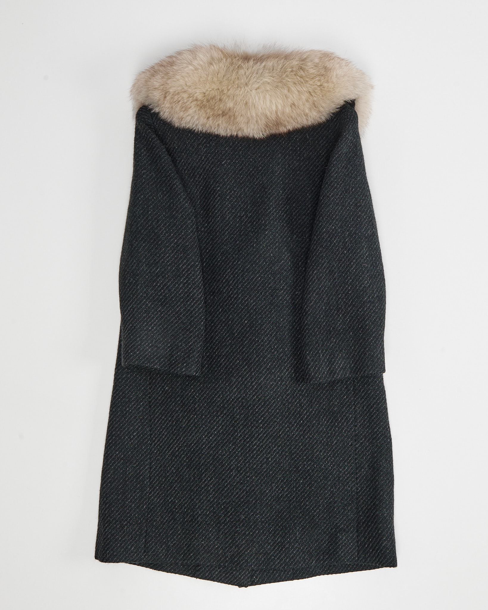 Пальто из шерсти с меховым воротником — фото 2