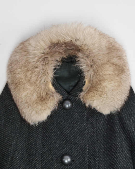 Пальто из шерсти с меховым воротником — фото 3