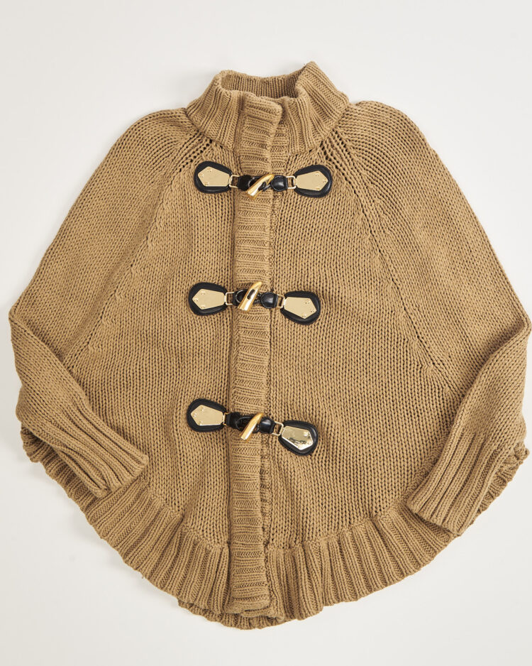 Кардиган-пончо с декоративными пряжками