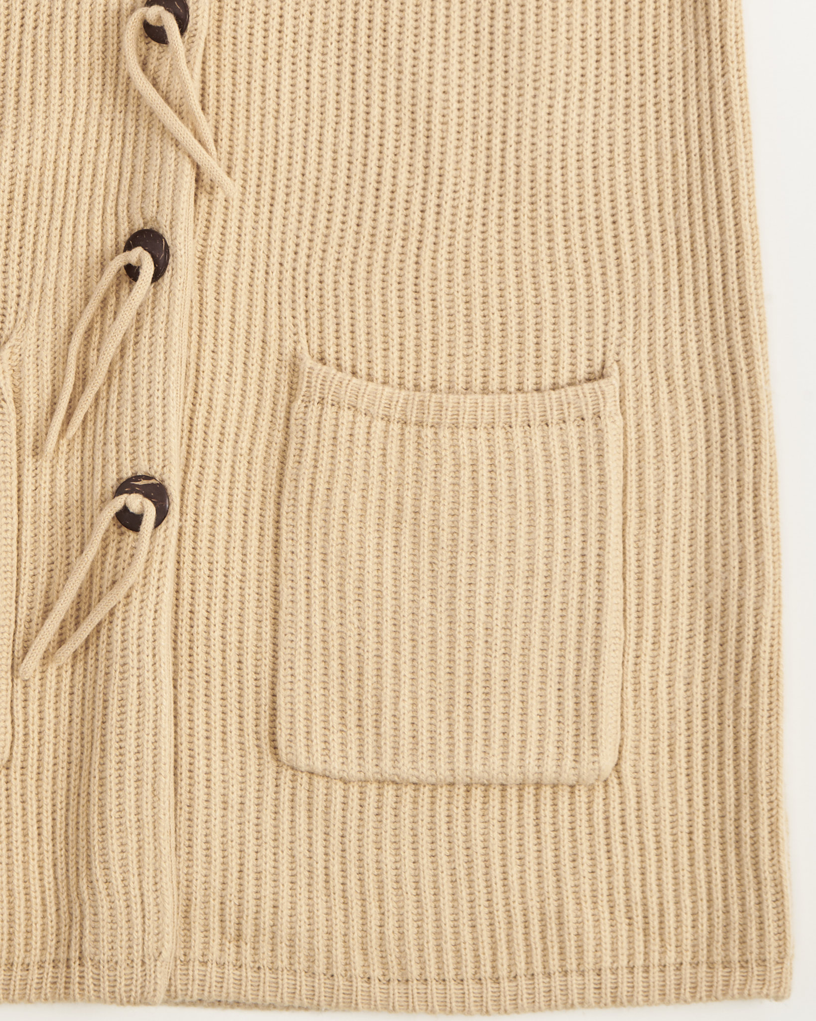 Бежевый вязаный кардиган с застежками — фото 4