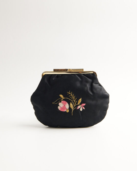 Сатиновый ридикюль с цветочной вышивкой