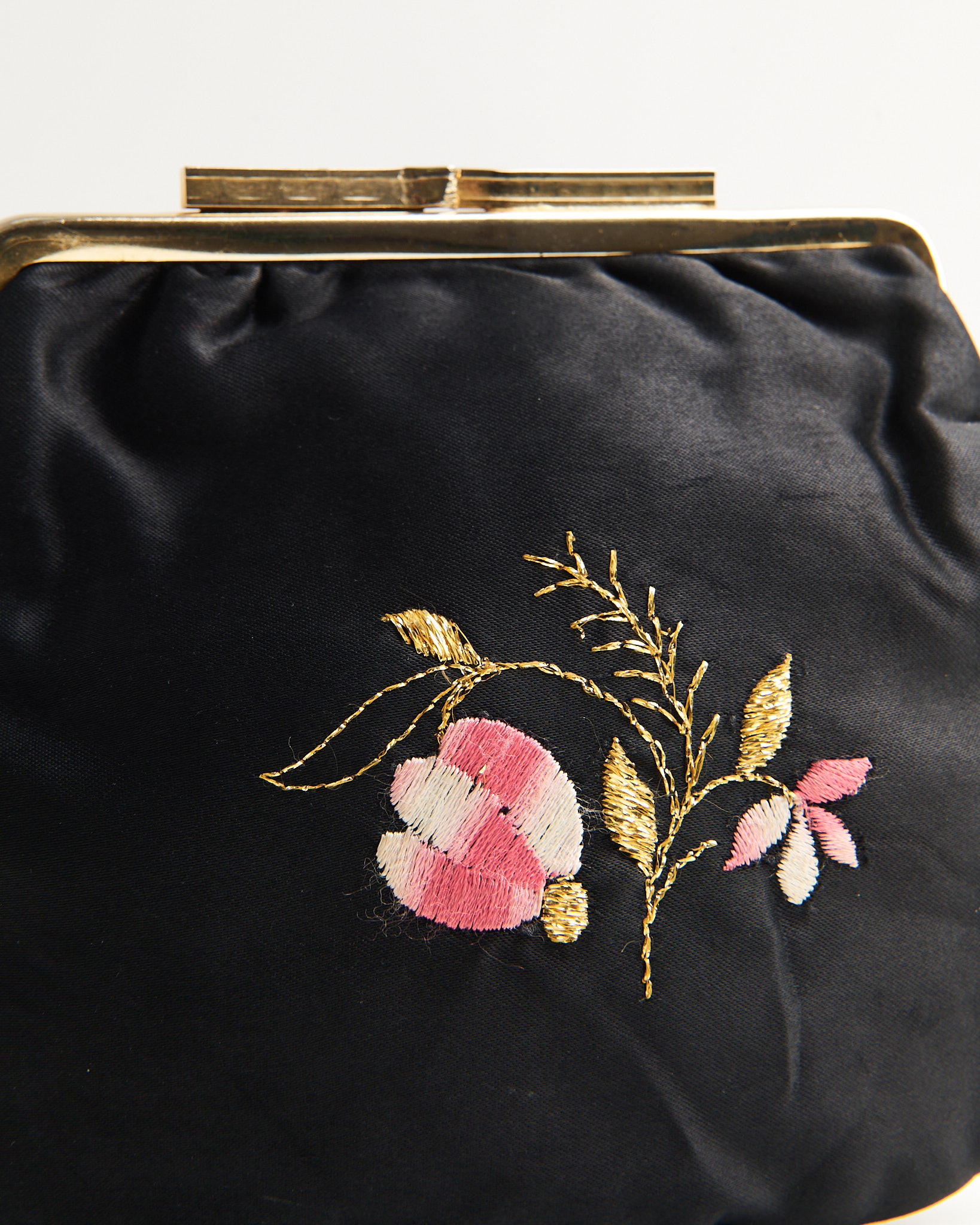 Сатиновый ридикюль с цветочной вышивкой — фото 3