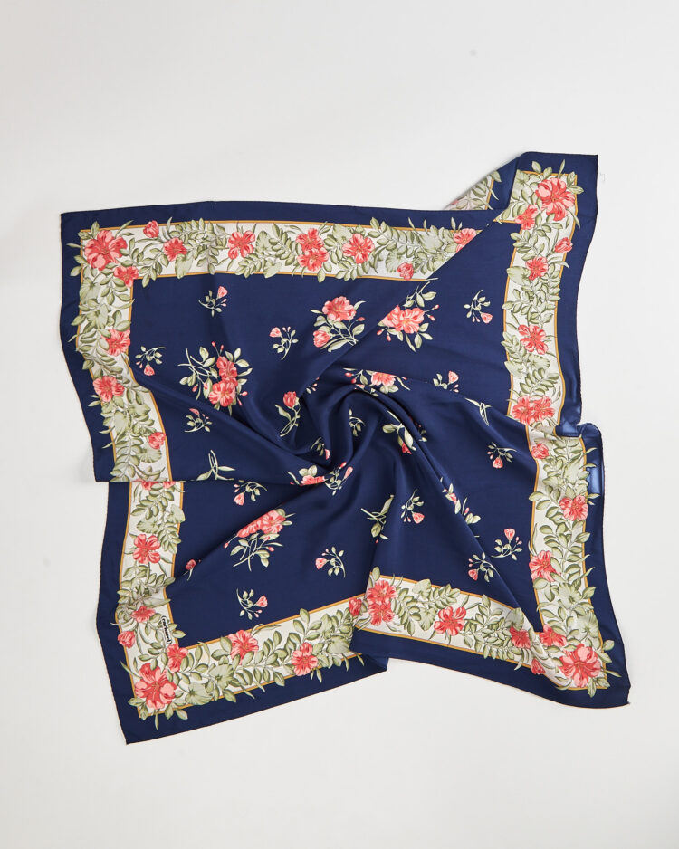Синий платок с цветами Cacharel