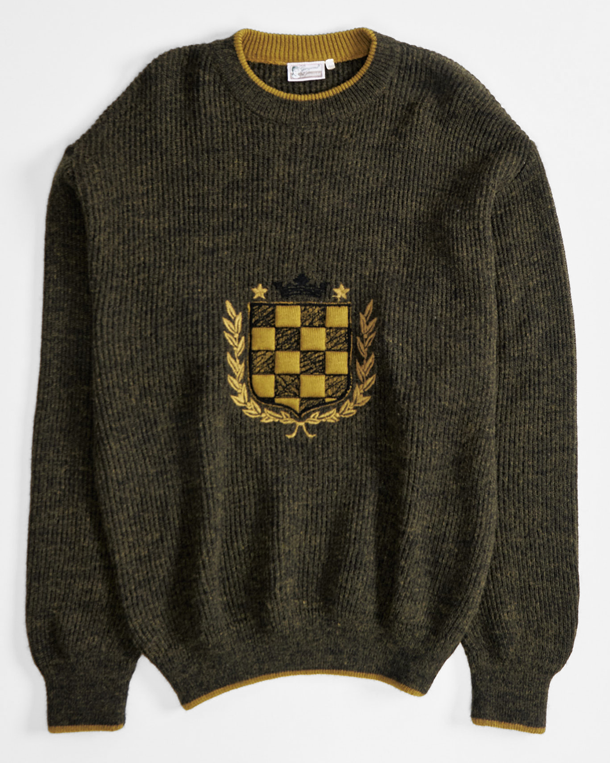 Свитер с гербом в оливковом оттенке