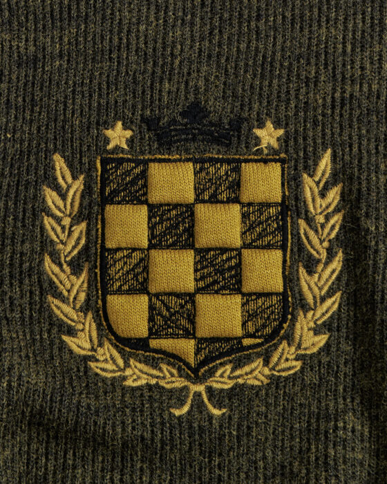 Свитер с гербом в оливковом оттенке — фото 3