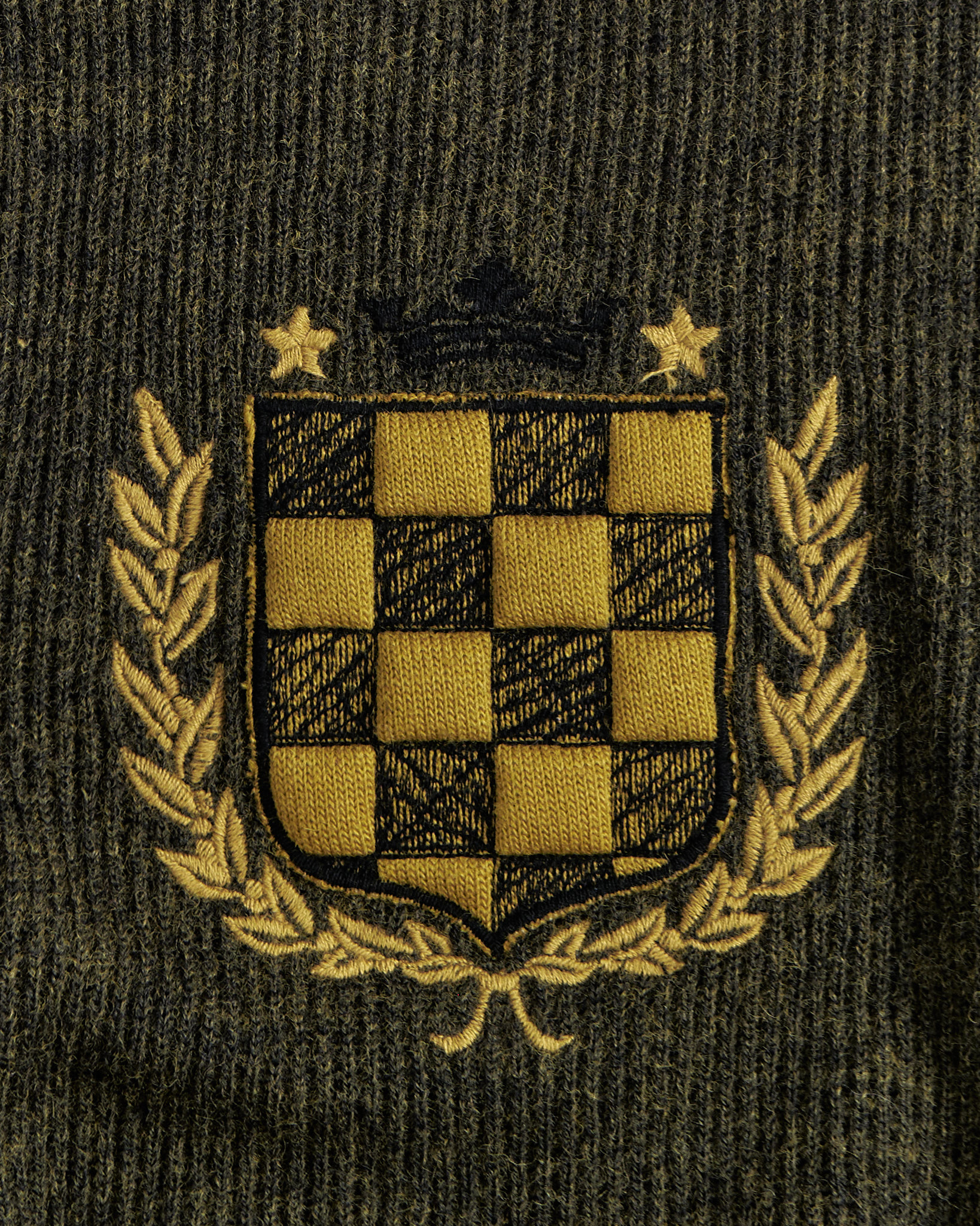 Свитер с гербом в оливковом оттенке — фото 3