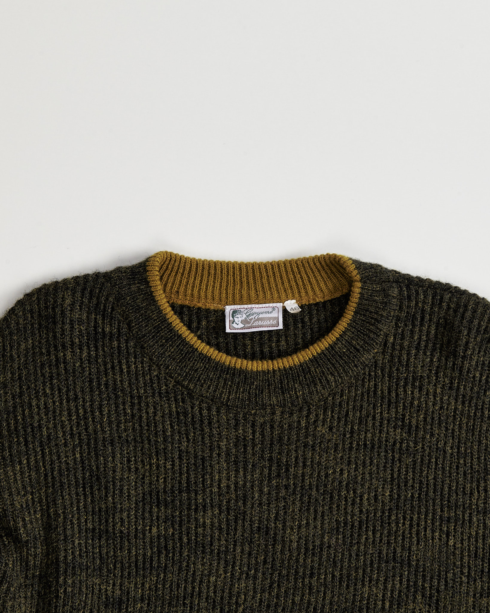 Свитер с гербом в оливковом оттенке — фото 4