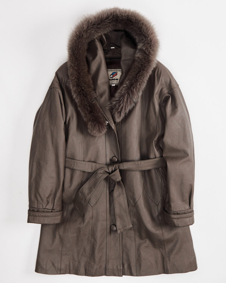 Пальто из кожи с меховой отделкой