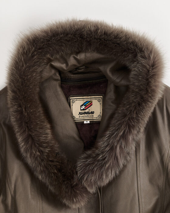 Утепленное кожаное пальто с капюшоном — фото 3