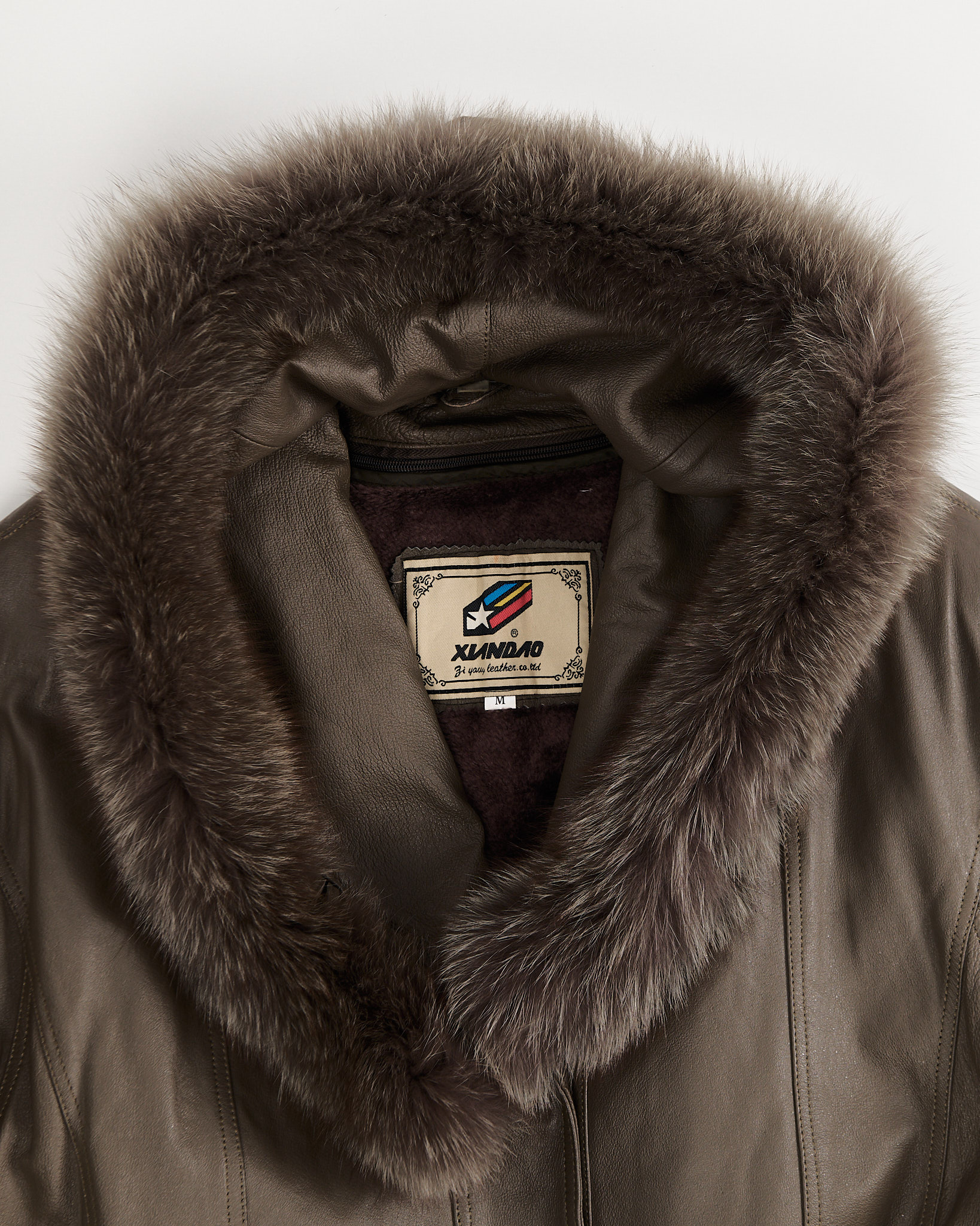 Утепленное кожаное пальто с капюшоном — фото 3