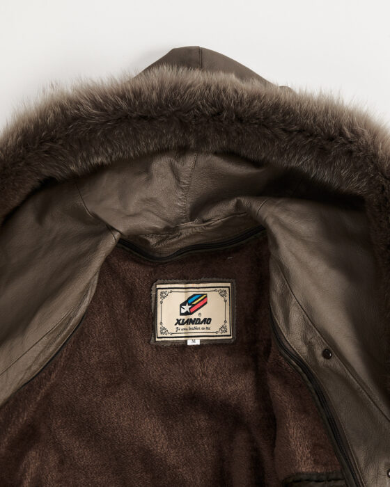 Утепленное кожаное пальто с капюшоном — фото 4