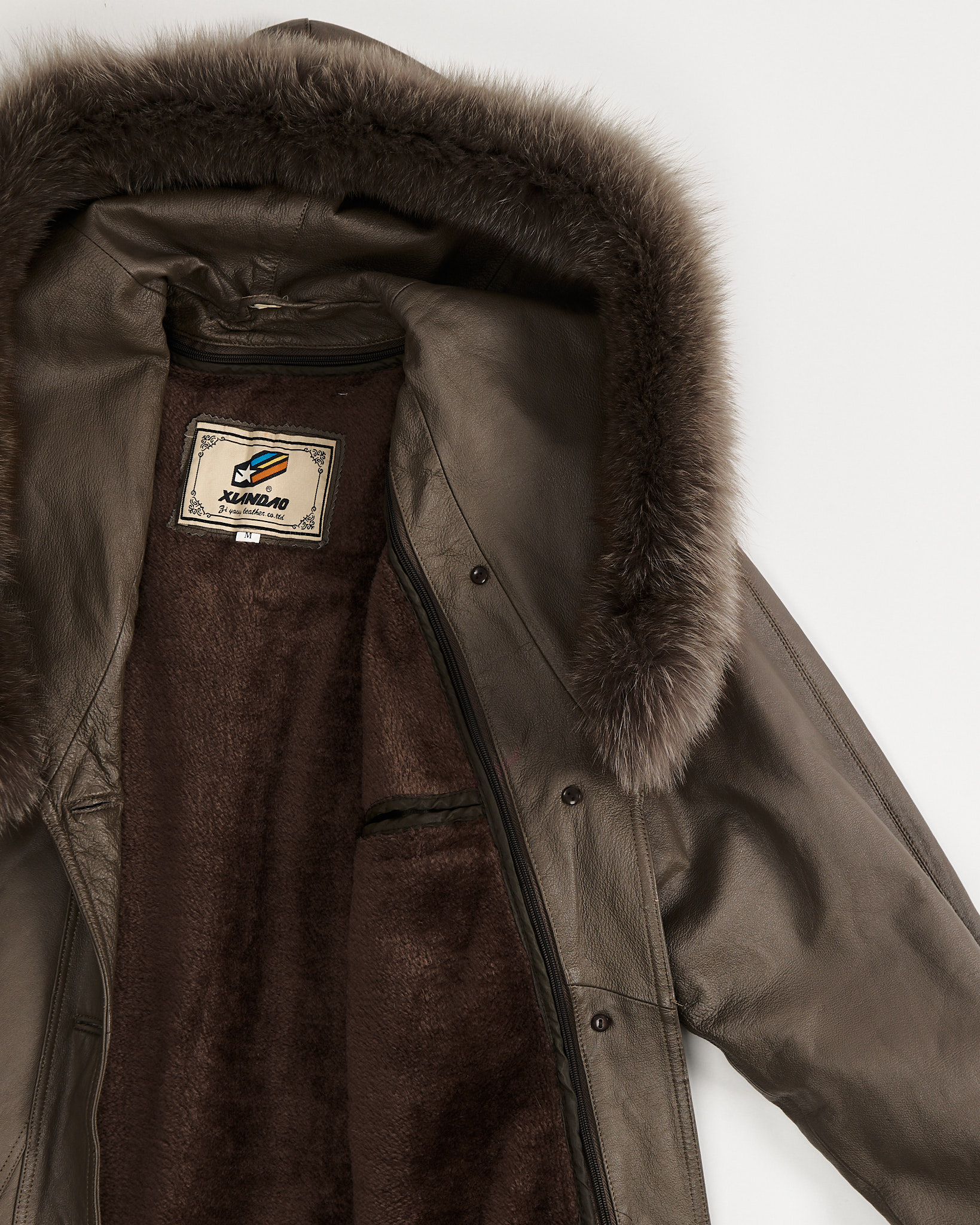 Утепленное кожаное пальто с капюшоном — фото 5