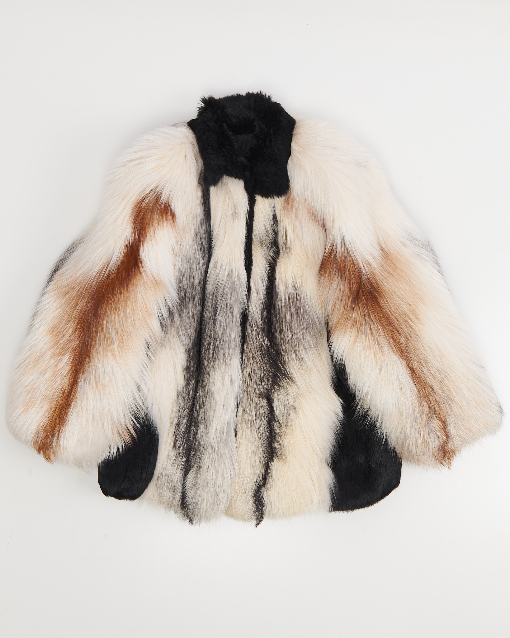 Шуба из натурального меха арктической лисы