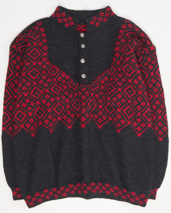 Вязаный свитер с орнаментом